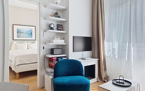 Franz Josef: Mueble, Diseño De Interiores, Pared, Suelo, Piso, Habitación, Casa, Mesa, Textil, Sala