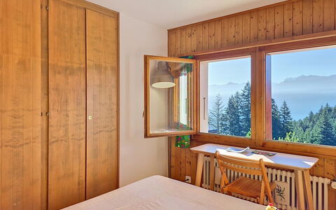 Valdemosa: Diseño De Interiores, Madera, Habitación, Suelo, Mueble, Piso, Manchas De Madera, Techo, Madera Dura, Cortina
