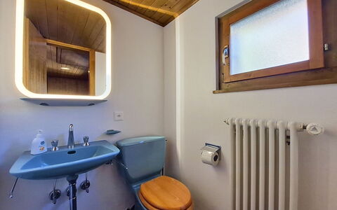 Valdemosa: Pared, Madera, Arreglo De Tubería, Lavabo Del Baño, Diseño De Interiores, Techo, Baño, Lavabo, Plomería, Grifo