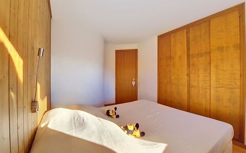 Valdemosa: Piso, Pared, Madera, Suelo, Diseño De Interiores, Habitación, Cama, Techo, Habitación, Sábana