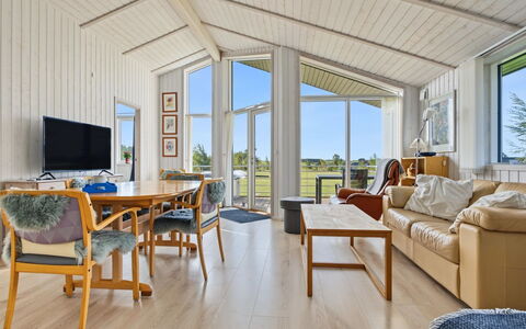 Sighrik - 600M from the Sea: Casa, Cabaña, Puerta, Madera Dura, Porche, Inmuebles, Vía Muerta, Tablón, Manchas De Madera, Edificios Del Jardín