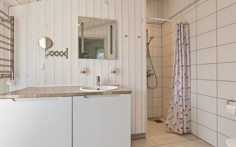 Sighrik - 600M from the Sea: Piso, Arreglo De Tubería, Pared, Suelo, Diseño De Interiores, Madera, Baño, Lavabo, Grifo, Plomería