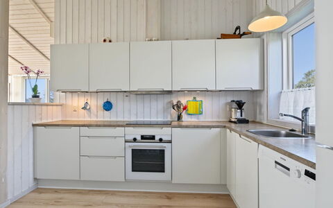 Sighrik - 600M from the Sea: Cocina, Mostrador, Aparato De Cocina, Piso, Electrodoméstico, Diseño De Interiores, Madera, Gabinetes, Mueble, Fregadero