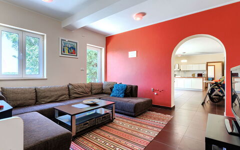 Istria Serenity: Diseño De Interiores, Mueble, Piso, Suelo, Sofá, Pared, Techo, Madera, Habitación, Sala