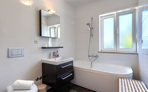 Istria Serenity: Baño, Arreglo De Tubería, Diseño De Interiores, Piso, Bañera, Suelo, Grifo, Lavabo, Plomería, Lavabo Del Baño