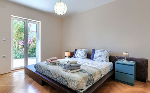 Istria Serenity: Cama, Mueble, Diseño De Interiores, Lecho, Habitación, Sábana, Suelo, Piso, Pared, Habitación