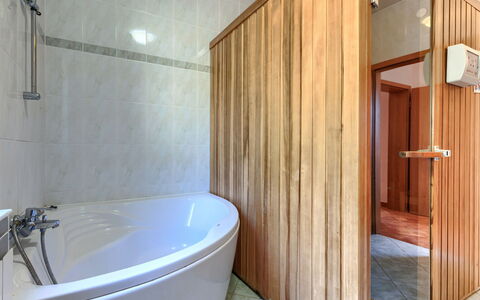 Istria Serenity: Baño, Piso, Suelo, Arreglo De Tubería, Madera, Diseño De Interiores, Bañera, Plomería, Grifo, Ducha
