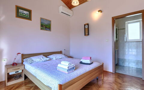 Istria Serenity: Cama, Habitación, Suelo, Madera, Piso, Sábana, Diseño De Interiores, Lecho, Mueble, Techo