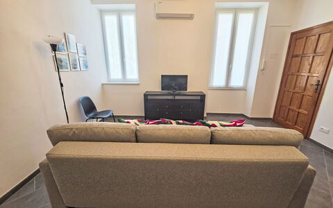Due Passi: Mueble, Diseño De Interiores, Piso, Sofá, Suelo, Madera, Habitación, Sala, Encendiendo, Departamento