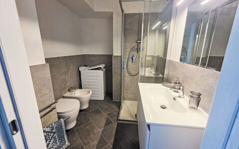 Due Passi: Piso, Suelo, Arreglo De Tubería, Plomería, Baño, Habitación, Grifo, Lavabo, Baño, Loseta