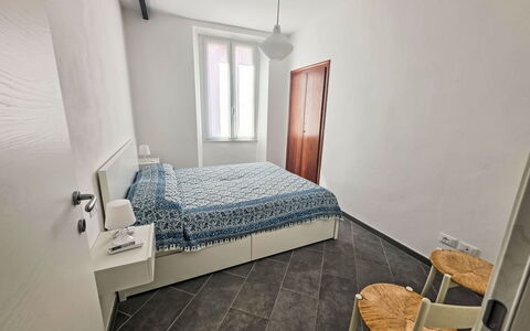 Due Passi: Cama, Habitación, Suelo, Sábana, Piso, Madera, Lecho, Diseño De Interiores, Mueble, Linos