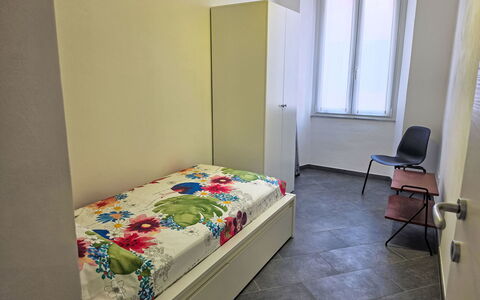 Due Passi: Cama, Habitación, Suelo, Piso, Sábana, Diseño De Interiores, Lecho, Mueble, Marco De La Cama, Habitación