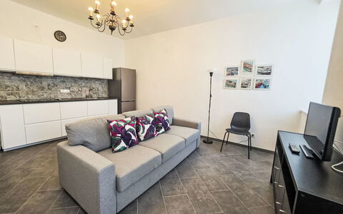 Due Passi: Mueble, Piso, Diseño De Interiores, Suelo, Sofá, Habitación, Techo, Encendiendo, Departamento, Sala