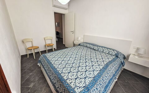 Due Passi: Habitación, Suelo, Cama, Piso, Sábana, Lecho, Diseño De Interiores, Marco De La Cama, Habitación, Departamento