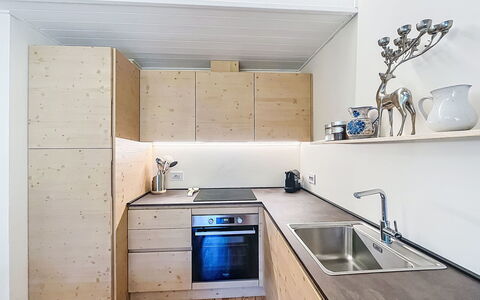 Dorian: Cocina, Piso, Madera, Mostrador, Suelo, Diseño De Interiores, Gabinetes, Mueble, Techo, Fregadero