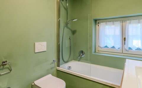 Dorian: Baño, Arreglo De Tubería, Bañera, Pared, Piso, Diseño De Interiores, Suelo, Grifo, Baño, Plomería