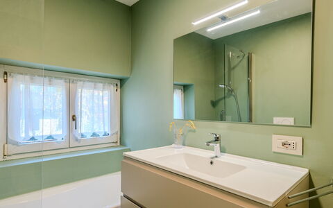 Dorian: Pared, Diseño De Interiores, Piso, Arreglo De Tubería, Baño, Suelo, Techo, Plomería, Mueble De Baño, Grifo