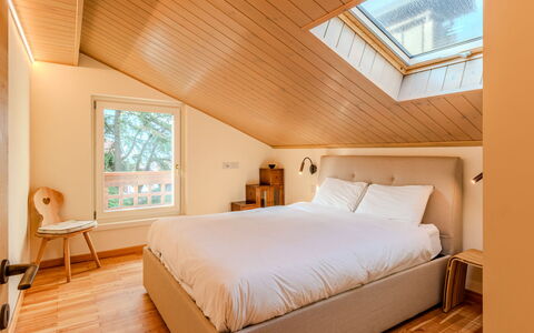 Dorian: Mueble, Diseño De Interiores, Habitación, Cama, Madera, Techo, Sábana, Lecho, Suelo, Casa