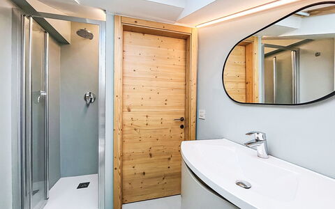 Dorian: Piso, Arreglo De Tubería, Madera, Diseño De Interiores, Suelo, Baño, Techo, Lavabo Del Baño, Plomería, Grifo