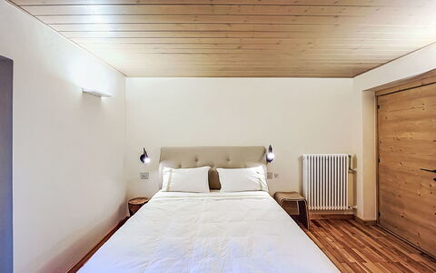 Dorian: Cama, Pared, Piso, Diseño De Interiores, Habitación, Madera, Suelo, Techo, Sábana, Mueble