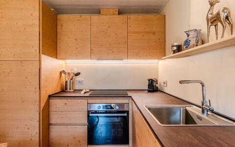 Dorian: Cocina, Mostrador, Madera, Piso, Gabinetes, Diseño De Interiores, Fregadero, Mueble, Lavabo, Aparato De Cocina