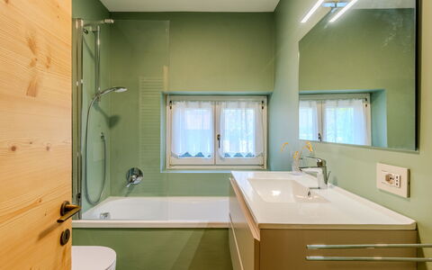 Dorian: Baño, Arreglo De Tubería, Diseño De Interiores, Piso, Suelo, Grifo, Techo, Bañera, Plomería, Lavabo