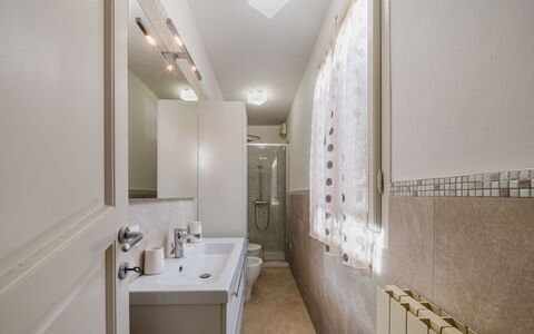 L'Edera e Il Mare: Baño, Piso, Arreglo De Tubería, Diseño De Interiores, Pared, Suelo, Techo, Lavabo Del Baño, Lavabo, Grifo