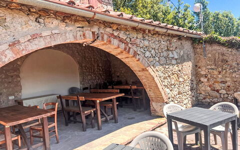 Villa Monti: Mesa Al Aire Libre, Restaurante, Mueble Para Exteriores, Cocina Y Comedor Mesa, Sombra, Hacienda, Silla, Arcade, Patio, Pared De Piedra