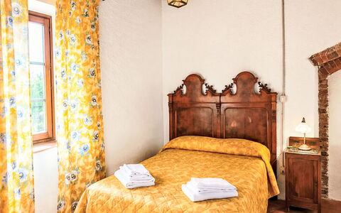 Villa Monti: Pared, Mueble, Madera, Habitación, Cama, Diseño De Interiores, Sábana, Linos, Lecho, Marco De La Cama