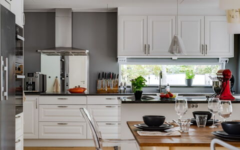 Björkfjärden: Cocina, Mostrador, Mueble, Aparato De Cocina, Diseño De Interiores, Gabinetes, Piso, Electrodoméstico, Casa, Lámpara