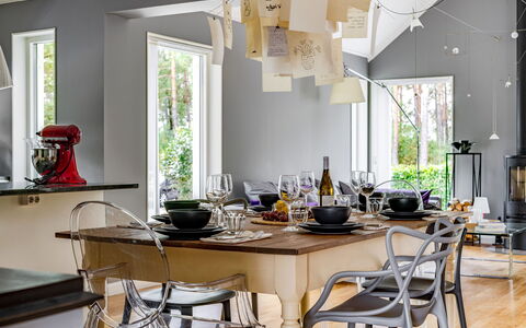Björkfjärden: Mueble, Diseño De Interiores, Silla, Mesa, Comedor, Cocina Y Comedor Mesa, Encendiendo, Piso, Lámpara, Habitación