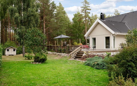 Björkfjärden: Árbol, Hierba, Casa, Arbusto, Cabaña, Jardín, Casa, El Terreno Del Lote, Cobertura Del Suelo