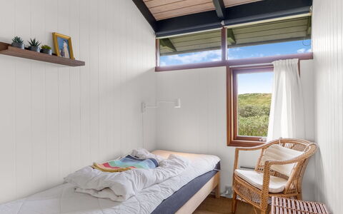 Anita - 400M from the Sea: Habitación, Diseño De Interiores, Cama, Techo, Suelo, Sábana, Casa, Lecho, Marco De La Cama, Habitación