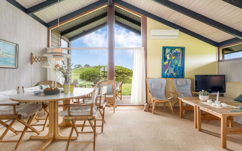 Anita - 400M from the Sea: Mueble, Diseño De Interiores, Techo, Casa, Suelo, Silla, Sala, Habitación, Recurso, Sofá