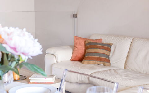 La Casa in Centro: Mueble, Diseño De Interiores, Textil, Casa, Sofá, Encendiendo, Rosado, Sala, Mesa, Cortar Flores