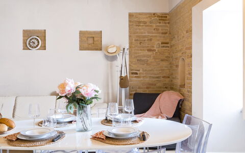 La Casa in Centro: Mueble, Diseño De Interiores, Pared, Silla, Piso, Mesa, Madera, Comedor, Cocina Y Comedor Mesa, Encendiendo