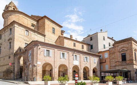 La Casa in Centro: Cielo, Fachada, By, Punto De Referencia, Arco, Plaza De La Ciudad, La Arquitectura Medieval, Plaza, Convento, Hazme
