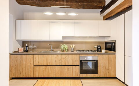 La Casa in Centro: Diseño De Interiores, Mueble, Cocina, Mostrador, Piso, Madera, Gabinetes, Suelo, Aparato De Cocina, Habitación