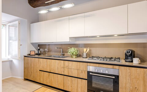 La Casa in Centro: Cocina, Mostrador, Diseño De Interiores, Gabinetes, Mueble, Aparato De Cocina, Madera, Piso, Electrodoméstico, Electrodoméstico