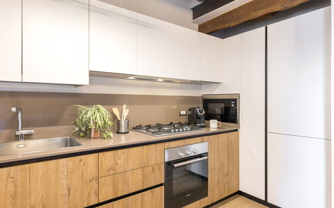 La Casa in Centro: Cocina, Mostrador, Diseño De Interiores, Madera, Piso, Gabinetes, Mueble, Aparato De Cocina, Suelo, Electrodoméstico