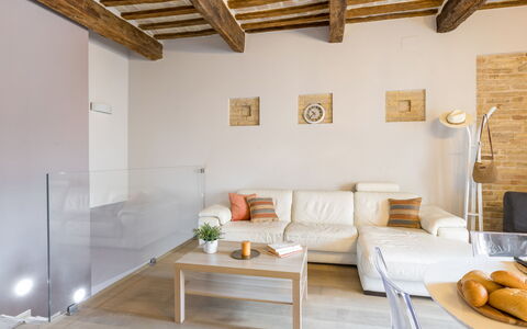 La Casa in Centro: Mueble, Diseño De Interiores, Piso, Pared, Suelo, Sofá, Madera, Techo, Sala, Habitación