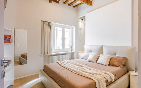 La Casa in Centro: Mueble, Cama, Diseño De Interiores, Habitación, Piso, Suelo, Pared, Habitación, Madera, Lecho