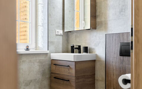 Kovářská 543: Pared, Piso, Arreglo De Tubería, Diseño De Interiores, Suelo, Mueble De Baño, Baño, Lavabo, Lavabo Del Baño, Grifo