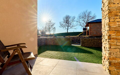 Kovářská 543: Sombra, Jardín, Paisajismo, Césped, Ladrillo, Manchas De Madera, Madera Dura, Pasarela, Pared De Piedra