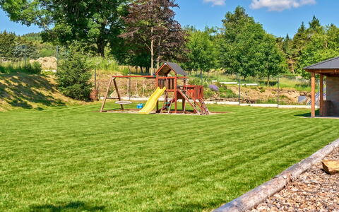 Kovářská 543: Hierba, Jardín, Césped, Cobertura Del Suelo, Paisajismo, Yarda, Patio Interior, Césped Artificial, Parque