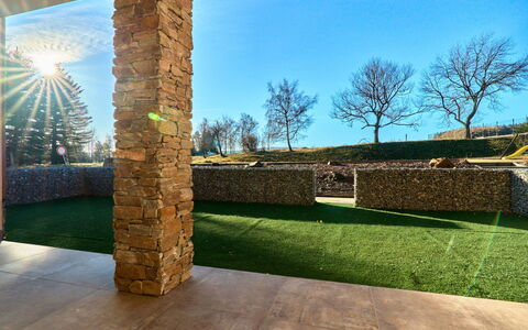 Kovářská 543: Césped, Pared De Piedra, Jardín, Ladrillo, Paisajismo, Césped Artificial, Sombra, Patio Interior, Pasarela