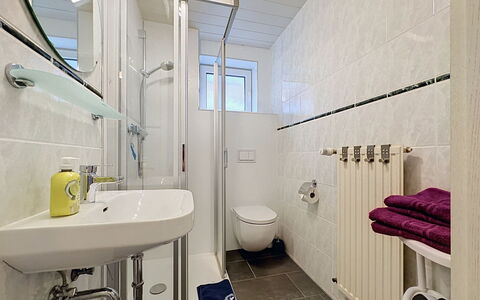 Meyer: Baño, Arreglo De Tubería, Piso, Lavabo Del Baño, Diseño De Interiores, Lavabo, Suelo, Baño, Grifo, Plomería