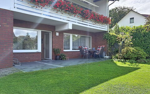 Meyer: Arbusto, Jardín, Casa, Barrio Residencial, Casa, Césped, Cobertura Del Suelo, Paisajismo