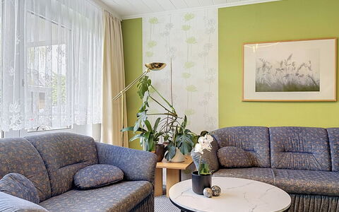 Meyer: Mueble, Diseño De Interiores, Sofá, Piso, Mesa, Sala, Suelo, Textil, Habitación, Encendiendo