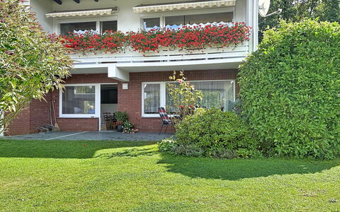 Meyer: Arbusto, Casa, Jardín, Casa, Barrio Residencial, Cobertura Del Suelo, Césped, Yarda, Cabaña